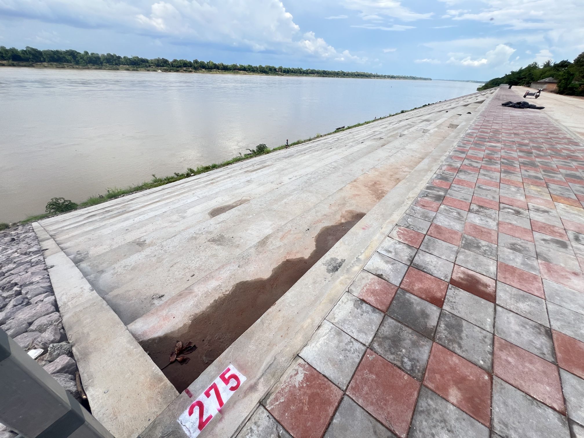 โครงการก่อสร้างเขื่อนป้องกันตลิ่งริมแม่น้ำโขง บ้านแก้งเกลี้ยง ถึง บ้านนาสนาม (ต่อเนื่องเขื่อนเดิม ปี 45 ท้ายน้ำ) ตำบลเขมราฐ อำเภอเขมราฐ จังหวัดอุบลราชธานี ความยาว 575 เมตร