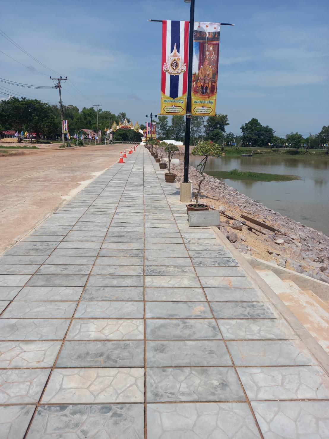 งานจ้างก่อสร้างพัฒนาแหล่งท่องเที่ยวโสกใหญ่ หมู่ที่ 5 โดยมีงานถมดิน งานตลิ่งแบบหินทิ้ง งานคอนกรีตผิวพื้นทางเท้า งานแบบหล่อคอนกรีต งานตะแกรงเหล็กเสริมคอนกรีต งานท่อระบายน้ำ งานจัดหาและปลูกพันธุ์ไม้ประดับ งานเครื่องออกกำลังกายและเครื่องเล่น ทต.คำขวาง อ.วารินชำราบ จ.อุบลฯ