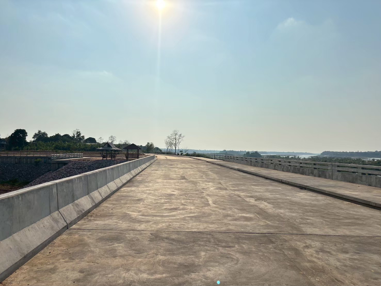 โครงการก่อสร้างเขื่อนป้องกันตลิ่งริมแม่น้ำโขงพร้อมปรับภูมิทัศน์  หลังวัดศรีมงคล  บ้านบุ่งซวย  หมู่ที่ 2  ตำบลเขมราฐ อำเภอเขมราฐ  จังหวัดอุบลราชธานี  ความยาว    ไม่น้อยกว่า 300 เมตร โดยทำการก่อสร้างในความยาว 477 เมตร