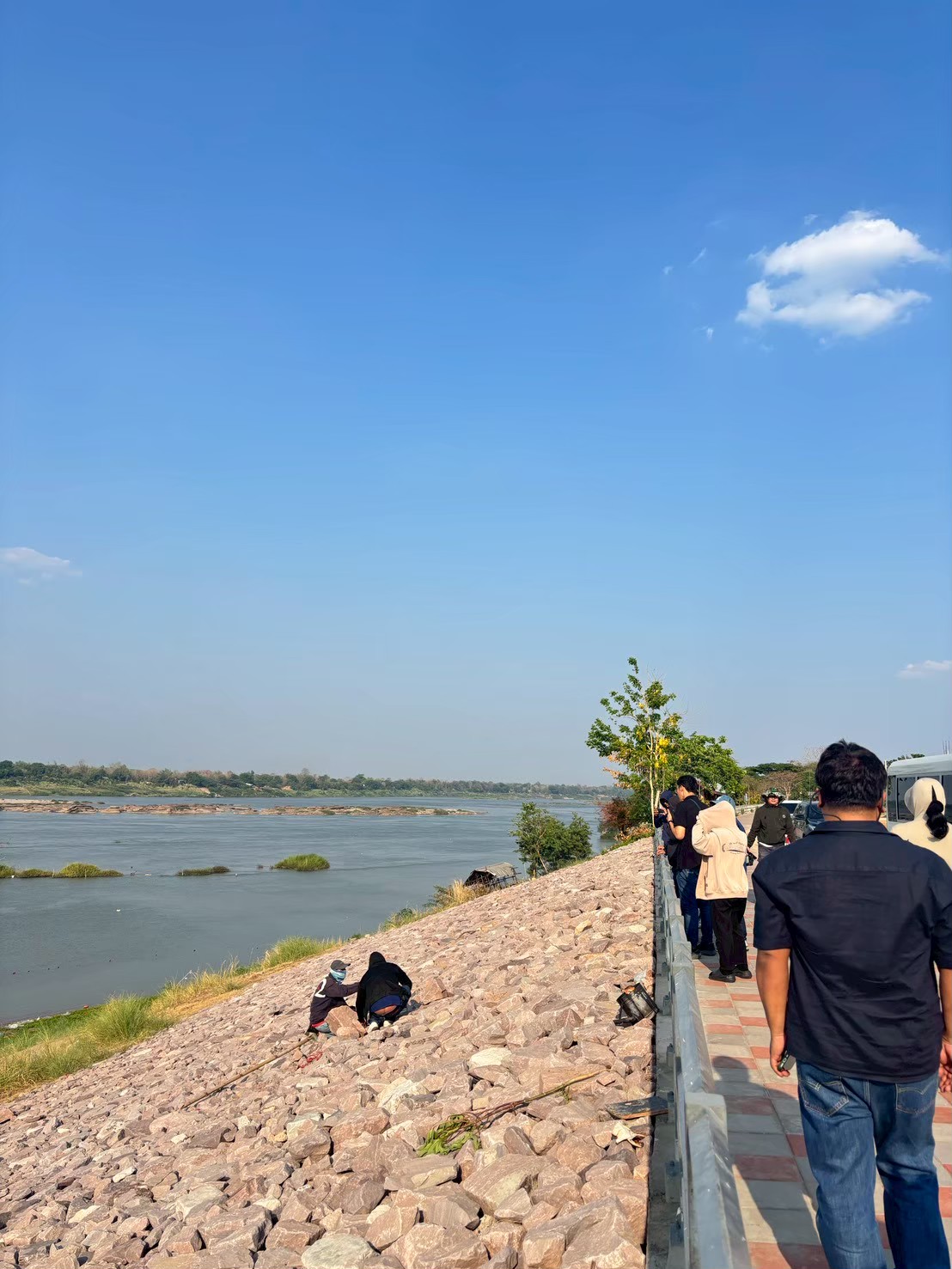 โครงการก่อสร้างเขื่อนป้องกันตลิ่งริมแม่น้ำโขง พร้อมปรับภูมิทัศน์ บ้านห้วยยาง (ต่อเนื่องเขื่อนเดิมเหนือน้ำและท้ายน้ำ)  ตำบลเขมราฐ  อำเภอเขมราฐ  จังหวัดอุบลราชธานี  ความยาว 530 เมตร