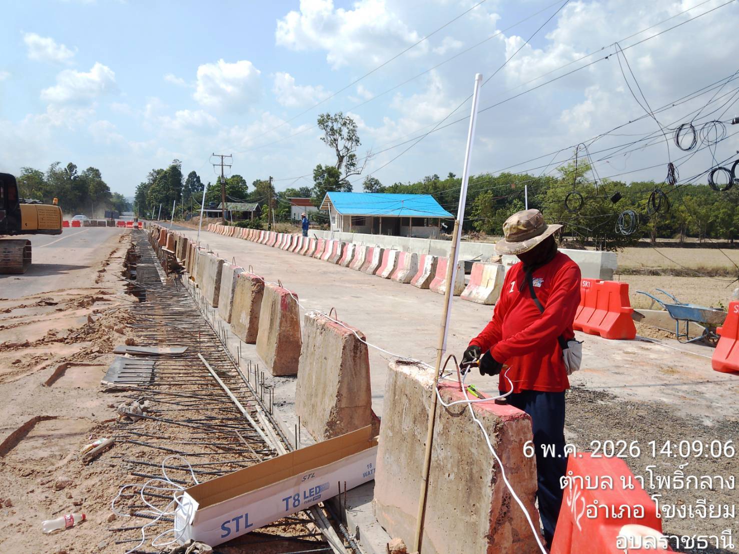 ก่อสร้างทางหลวงหมายเลข 2135 สาย อ.ศรีเมืองใหม่ (ดอนใหญ่) - ผาแต้ม (หนามแท่ง)  ระหว่าง กม.0+000.000 - กม.37+491.000 ระยะทางยาวประมาณ 37.491 กิโลเมตร รวมงานติดตั้งไฟฟ้าแสงสว่างและไฟกระพริบบนทางหลวง ณ อำเภอศรีเมืองใหม่  และอำเภอโขงเจียม  จังหวัดอุบลราชธานี  