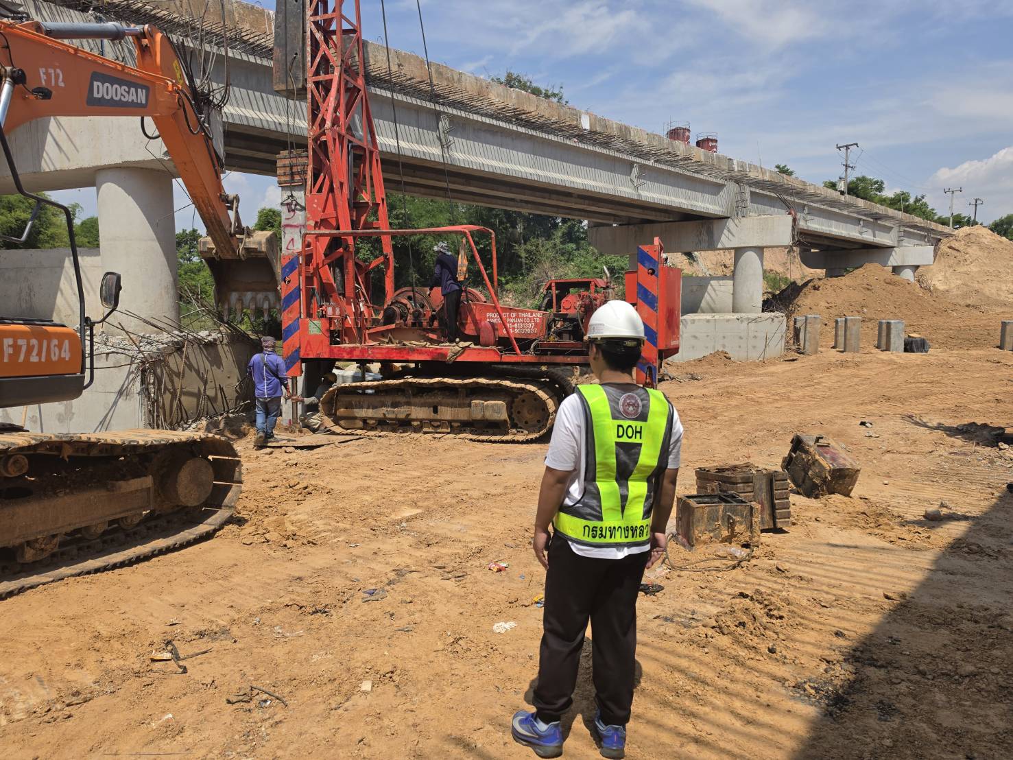 ก่อสร้างทางหลวงหมายเลข 2135 สาย อ.ศรีเมืองใหม่ (ดอนใหญ่) - ผาแต้ม (หนามแท่ง)  ระหว่าง กม.0+000.000 - กม.37+491.000 ระยะทางยาวประมาณ 37.491 กิโลเมตร รวมงานติดตั้งไฟฟ้าแสงสว่างและไฟกระพริบบนทางหลวง ณ อำเภอศรีเมืองใหม่  และอำเภอโขงเจียม  จังหวัดอุบลราชธานี  